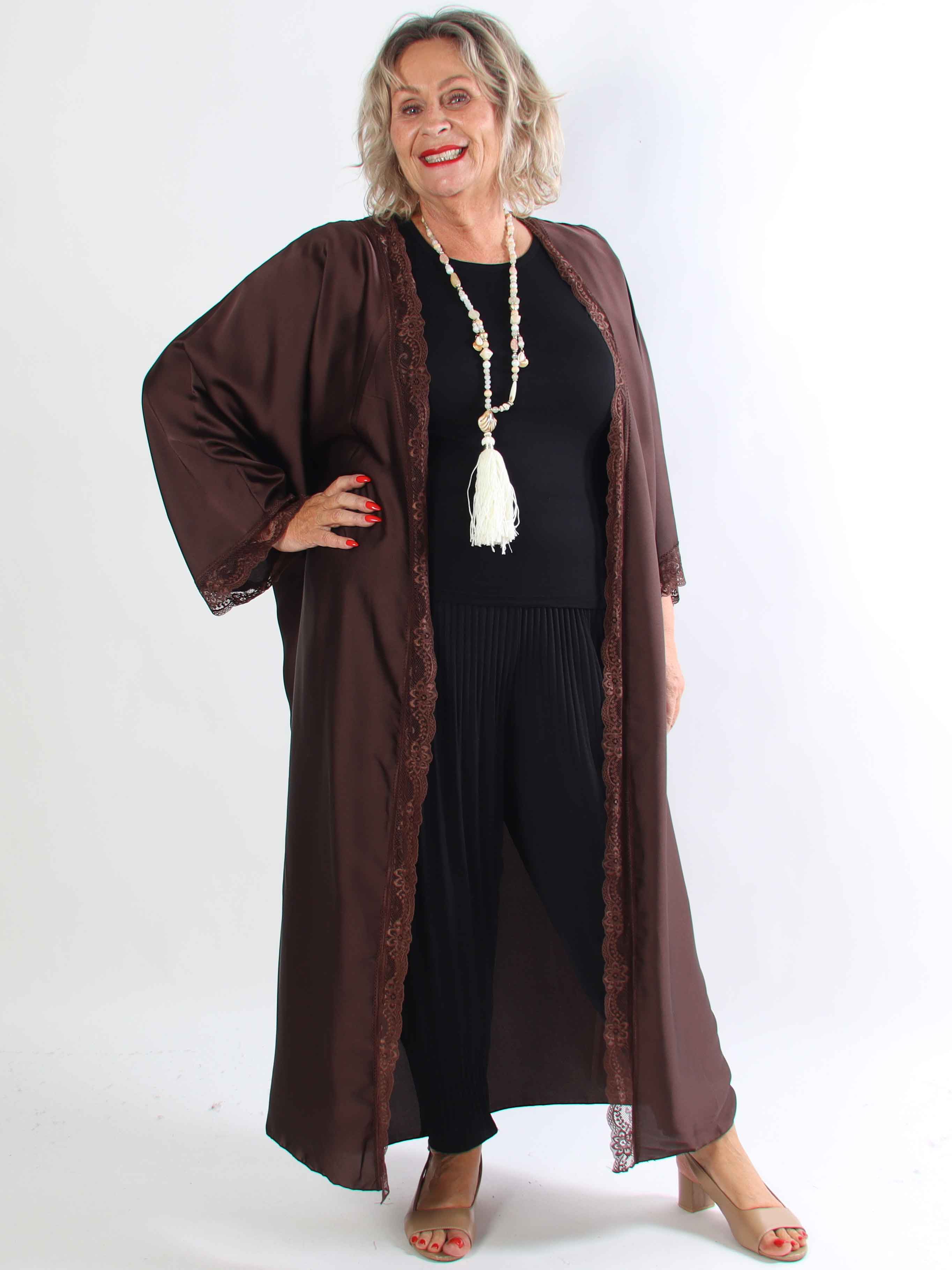 Deiene - Plus size kimono i silkelook med elegant blondekant for et sofistikeret udtryk